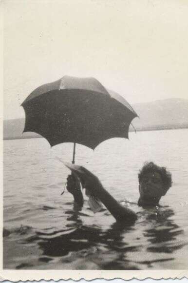 לא היה קל לנהל אורח חיים כזה. מוסיה לנגוצקי צף במי ים המלח | אוסף חברת האשלג הארץ ישראלית בים המלח, ארכיון התמונות יד יצחק בן צבי