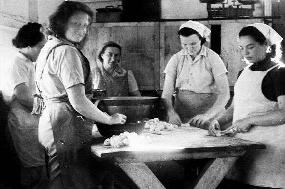 עובדות בחדר האוכל ב"סניף" המפעל בסדום | אוסף חברת האשלג הארץ ישראלית בים המלח, ארכיון התמונות יד יצחק בן צבי