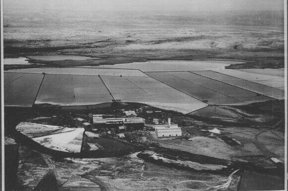 אידיליה מתוקה־מלוחה. צילום אוויר של המפעל ושיכוני הפועלים | אוסף חברת האשלג הארץ ישראלית בים המלח, ארכיון התמונות יד יצחק בן צבי