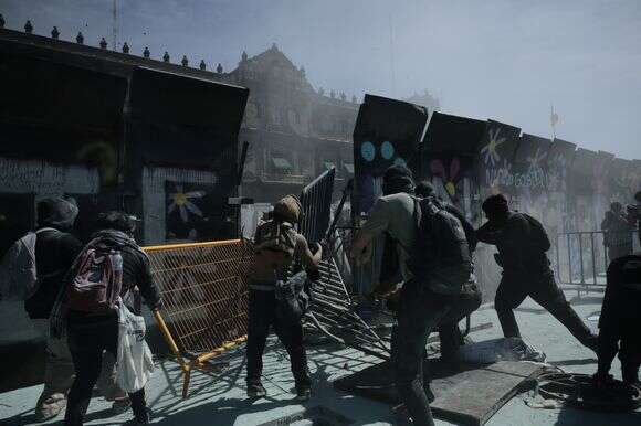 הפגנות דור ה-Z במקסיקו, אמש | EPA/JOSE MENDEZ הפגנות דור ה-Z במקסיקו, אמש | EPA/JOSE MENDEZ