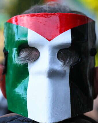 מפגין פרו־פלסטיני | Stefano RELLANDINI / AFP מפגין פרו־פלסטיני | Stefano RELLANDINI / AFP