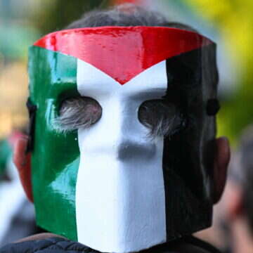 מפגין פרו־פלסטיני | Stefano RELLANDINI / AFP מפגין פרו־פלסטיני | Stefano RELLANDINI / AFP