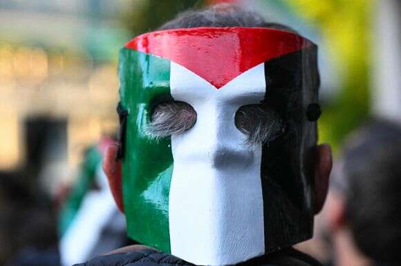 מפגין פרו־פלסטיני | Stefano RELLANDINI / AFP מפגין פרו־פלסטיני | Stefano RELLANDINI / AFP