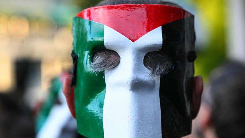 מפגין פרו־פלסטיני | Stefano RELLANDINI / AFP מפגין פרו־פלסטיני | Stefano RELLANDINI / AFP