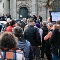 מפגינים מחוץ לטקס למורשת פטן | Jean-Christophe VERHAEGEN / AFP מפגינים מחוץ לטקס למורשת פטן | Jean-Christophe VERHAEGEN / AFP