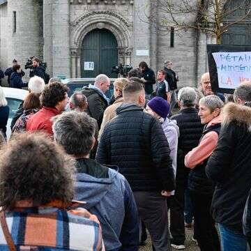 מפגינים מחוץ לטקס למורשת פטן | Jean-Christophe VERHAEGEN / AFP מפגינים מחוץ לטקס למורשת פטן | Jean-Christophe VERHAEGEN / AFP