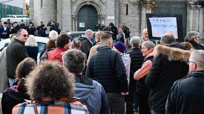 מפגינים מחוץ לטקס למורשת פטן | Jean-Christophe VERHAEGEN / AFP מפגינים מחוץ לטקס למורשת פטן | Jean-Christophe VERHAEGEN / AFP