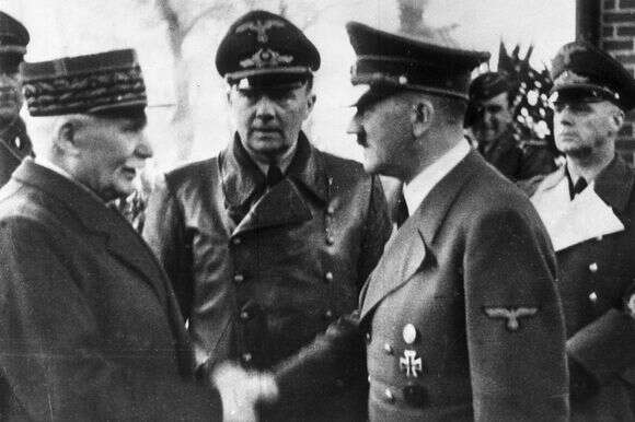 אוקטובר 1940, קנצלר גרמניה אדולף היטלר, מימין, לוחץ את ידו של ראש מדינת וישי, מרשל פיליפ פטן, בצרפת הכבושה. | AP אוקטובר 1940, קנצלר גרמניה אדולף היטלר, מימין, לוחץ את ידו של ראש מדינת וישי, מרשל פיליפ פטן, בצרפת הכבושה. | AP