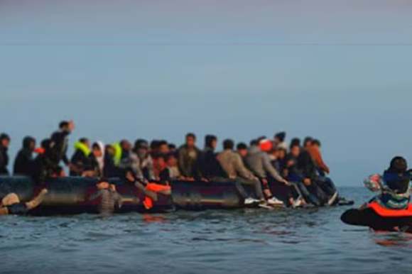 מסתננים מגיעים לבריטניה דרך הים | צילום מסך מיוטיוב מסתננים מגיעים לבריטניה דרך הים | צילום מסך מיוטיוב