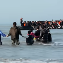 מסתננים מגיעים לבריטניה דרך הים | צילום מסך מיוטיוב מסתננים מגיעים לבריטניה דרך הים | צילום מסך מיוטיוב