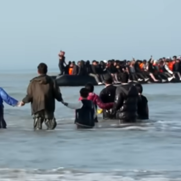 מסתננים מגיעים לבריטניה דרך הים | צילום מסך מיוטיוב מסתננים מגיעים לבריטניה דרך הים | צילום מסך מיוטיוב