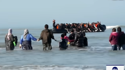 מסתננים מגיעים לבריטניה דרך הים | צילום מסך מיוטיוב מסתננים מגיעים לבריטניה דרך הים | צילום מסך מיוטיוב