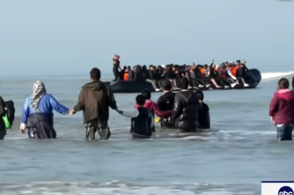 מסתננים מגיעים לבריטניה דרך הים | צילום מסך מיוטיוב