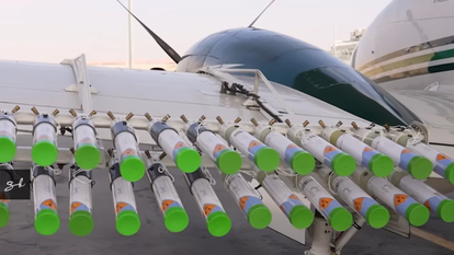 מטוס עם ציוד לזריעת עננים | צילום מסך מיוטיוב מטוס עם ציוד לזריעת עננים | צילום מסך מיוטיוב