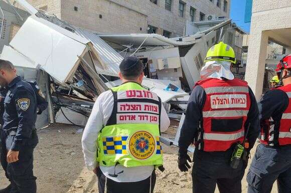 צוותי הצלה, כיבוי אש ומשטרה סמוך לזירת האירוע | צוות הצלה צוותי הצלה, כיבוי אש ומשטרה סמוך לזירת האירוע | צוות הצלה