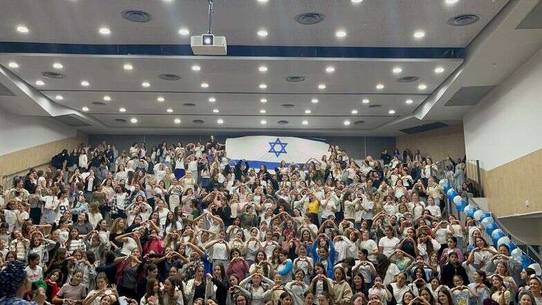 בנות אולפנת עלי זהב | דוברות אמית בנות אולפנת עלי זהב | דוברות אמית