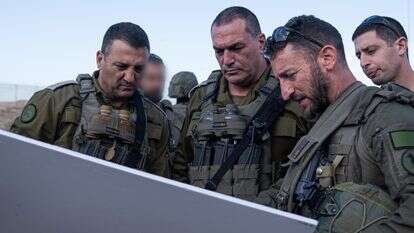 הרמטכ"ל אייל זמיר יחד עם מפקד פיקוד דרום יניב עשור ומפקד אוגדת עזה ברק חירם | דובר צה"ל הרמטכ"ל אייל זמיר יחד עם מפקד פיקוד דרום יניב עשור ומפקד אוגדת עזה ברק חירם | דובר צה"ל