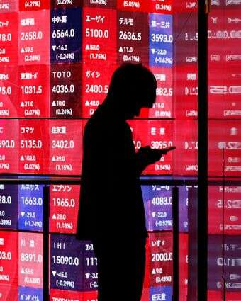 שוק המניות בטוקיו (שם, בניגוד לישראל, אדום מייצג עליית שווי) | EPA שוק המניות בטוקיו (שם, בניגוד לישראל, אדום מייצג עליית שווי) | EPA