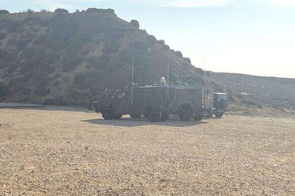 כוחות ראשונים נפרסים בכניסה לגבעה. | חופשי כוחות ראשונים נפרסים בכניסה לגבעה. | חופשי