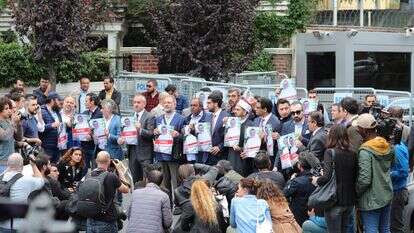 מפגינים מחזיקים תמונות של העיתונאי הסעודי הנעדר ג'מאל ח'שוקג'י במהלך הפגנה שאורגנה על ידי איגוד התקשורת הטורקי-ערבי מול הקונסוליה הסעודית באיסטנבול | EPA