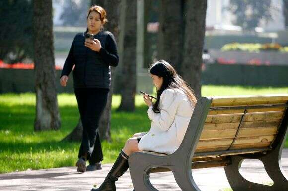 שימוש בטלפון הסלולרי, אילוסטרציה | EPA/IGOR KOVALENKO