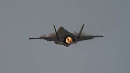 מטוס ה-F35 האמריקאי מופיע במהלך תצוגות הטיסה כחלק מתערוכת האוויר של דובאי 2025 בשדה התעופה הבינלאומי אל מקטום של דובאי | EPA/ALI HAIDER