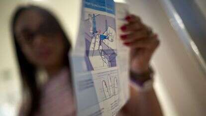 רות וילסון, הסובלת מזאבת, מפרקת ערכה לדקירת אצבעה לצורך דגימת דם שתשתף עם הרופא שלה בכל פעם שהיא חווה התפרצות | AP Photo/David Goldman