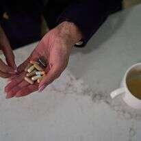 רות וילסון, שחולה בזאבת, נוטלת את תרופות המרשם והתוספים שלה לפני שיוצאת לעבודה | AP Photo/David Goldman