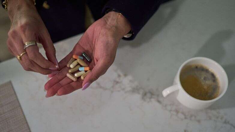 רות וילסון, שחולה בזאבת, נוטלת את תרופות המרשם והתוספים שלה לפני שיוצאת לעבודה | AP Photo/David Goldman
