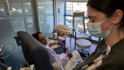 רות וילסון, שאבחון הזאבת שלה לקח שש שנים, מקבלת את הטיפול החודשי שלה תוך ורידי המתמקד בזאבת | AP Photo/David Goldman