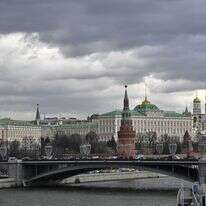 קרמלין וארמון הקרמלין הגדול, במרכז מימין, נראים לאורך נהר מוסקבה | AP קרמלין וארמון הקרמלין הגדול, במרכז מימין, נראים לאורך נהר מוסקבה | AP