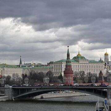 קרמלין וארמון הקרמלין הגדול, במרכז מימין, נראים לאורך נהר מוסקבה | AP קרמלין וארמון הקרמלין הגדול, במרכז מימין, נראים לאורך נהר מוסקבה | AP