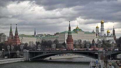 קרמלין וארמון הקרמלין הגדול, במרכז מימין, נראים לאורך נהר מוסקבה | AP קרמלין וארמון הקרמלין הגדול, במרכז מימין, נראים לאורך נהר מוסקבה | AP