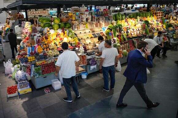 מוכרים מכינים ירקות ללקוחות בשוק דורוגומילובסקי במוסקבה | AP/אלכסנדר זמליאניצ'נקו מוכרים מכינים ירקות ללקוחות בשוק דורוגומילובסקי במוסקבה | AP/אלכסנדר זמליאניצ'נקו