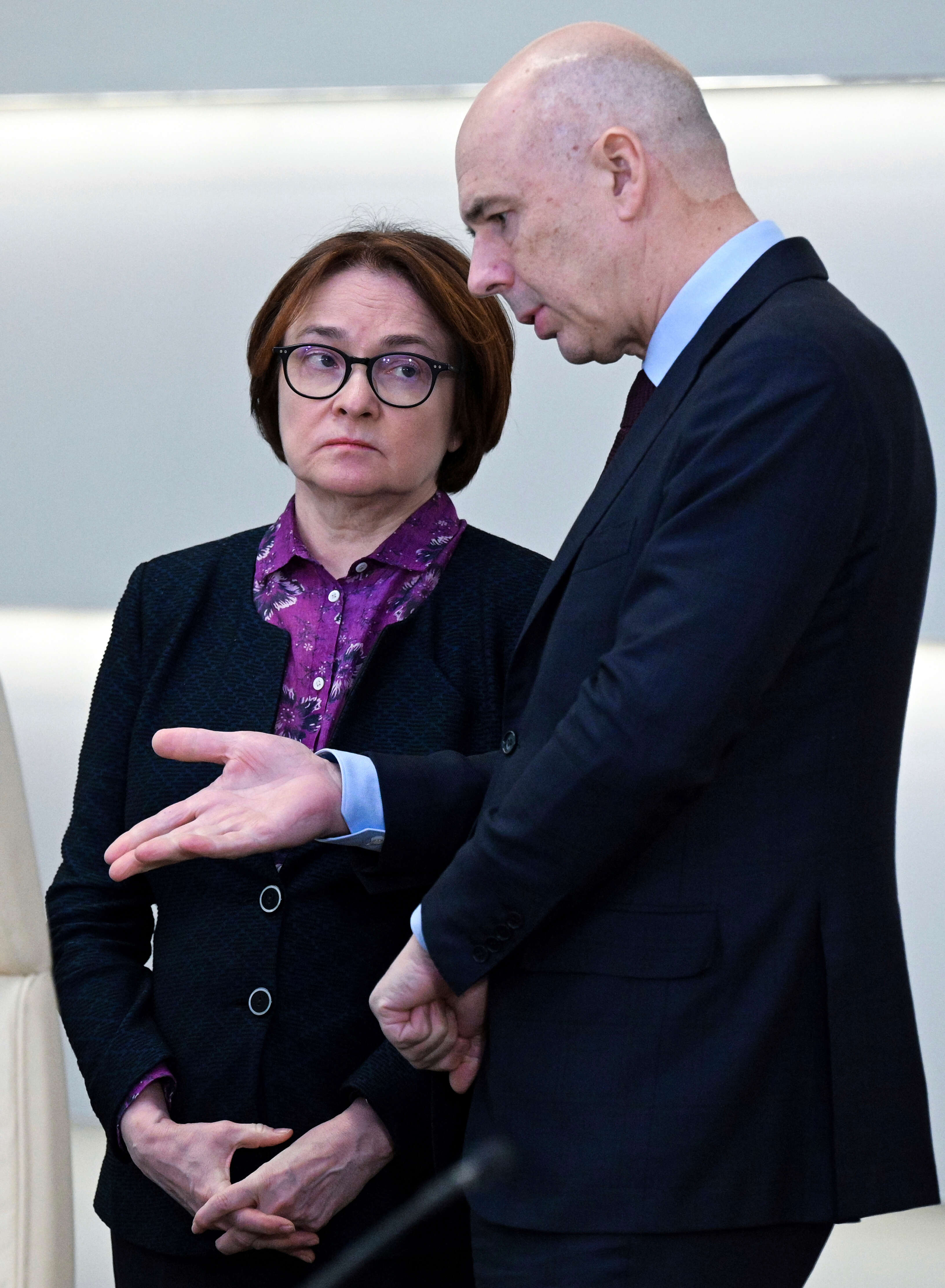 שר האוצר הרוסי אנטון סילואנוב, מימין, נואם עם ראש הבנק המרכזי של המדינה, אלווירה נביולינה, לפני פגישה בנושאים כלכליים במוסקבה | אלכסנדר אסטפייב, ספוטניק AP שר האוצר הרוסי אנטון סילואנוב, מימין, נואם עם ראש הבנק המרכזי של המדינה, אלווירה נביולינה, לפני פגישה בנושאים כלכליים במוסקבה | אלכסנדר אסטפייב, ספוטניק AP