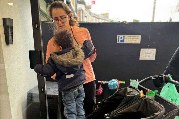 בכל בוקר, תיאה יפה מביאה את ילדיה לבית הספר ולמעון, ומשלמת עבור טיפול בילדים יותר ממה שהיא מרוויחה הביתה בשכר | Karla Adam/The Washington Post