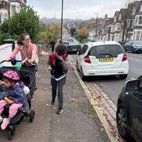 בנסיעה לבית הספר בבוקר, תיאה יפה שוקלת כל פאונד בוחרת בין הליכה ארוכה או נסיעה באוטובוס בעלות של 1.75 פאונד. | Karla Adam/The Washington Post