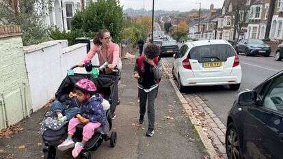 בנסיעה לבית הספר בבוקר, תיאה יפה שוקלת כל פאונד בוחרת בין הליכה ארוכה או נסיעה באוטובוס בעלות של 1.75 פאונד. | Karla Adam/The Washington Post