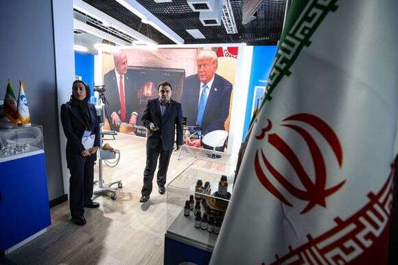 מבקרים בוחנים את החלק האיראני של התערוכה בפורום הבינלאומי של שבוע האטום במוסקבה, 25 בספטמבר 2025 | EPA מבקרים בוחנים את החלק האיראני של התערוכה בפורום הבינלאומי של שבוע האטום במוסקבה, 25 בספטמבר 2025 | EPA