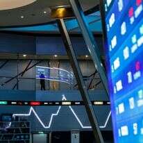 מחירי המניות מוצגים על מסך LCD בבניין הבורסה לניירות ערך | EPA