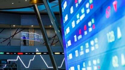 מחירי המניות מוצגים על מסך LCD בבניין הבורסה לניירות ערך | EPA