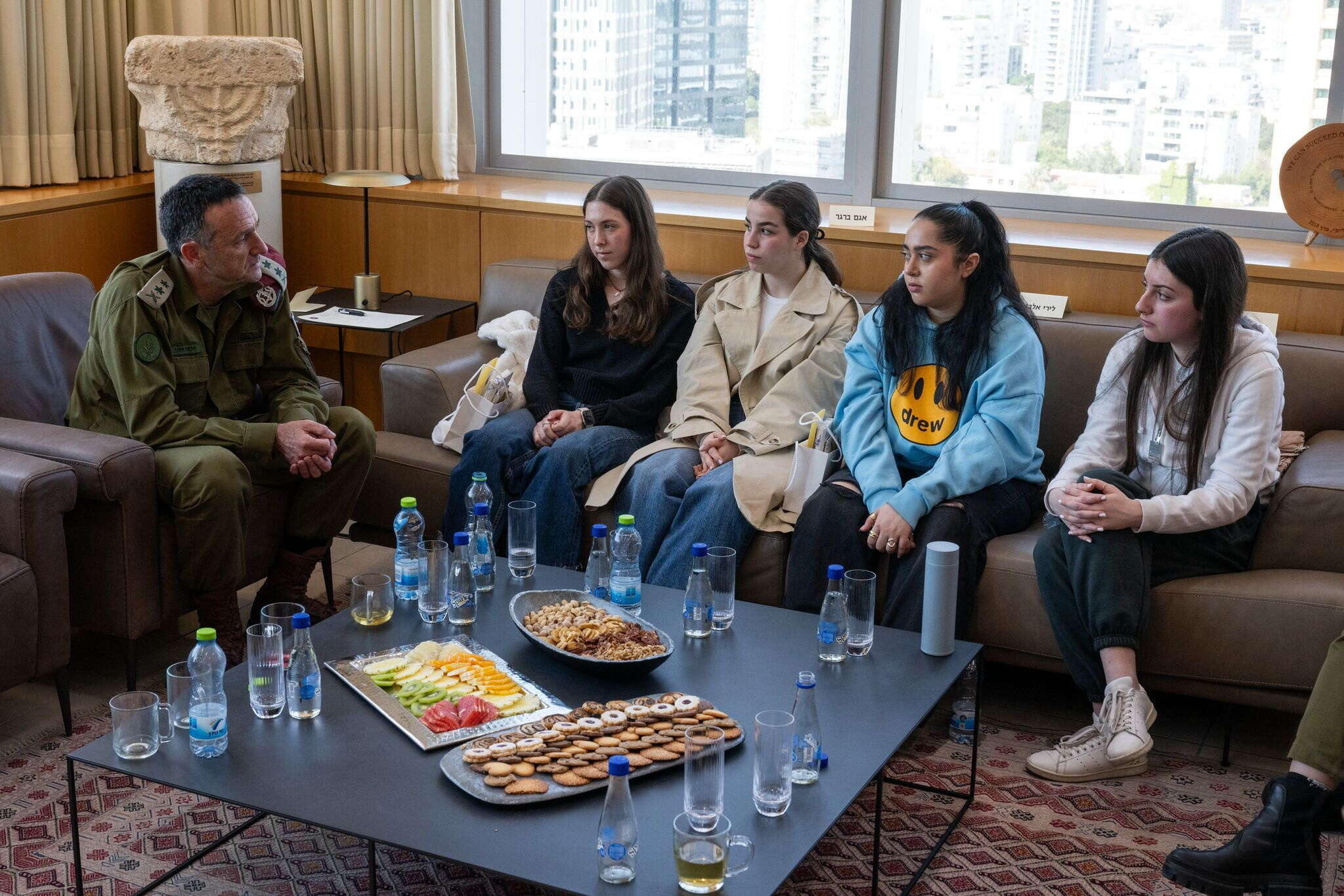 דו"ח לאליהו הנביא. התצפיתניות שחזרו מהשבי במפגש עם הרמטכ"ל דאז, הרצי הלוי | דובר צה"ל
