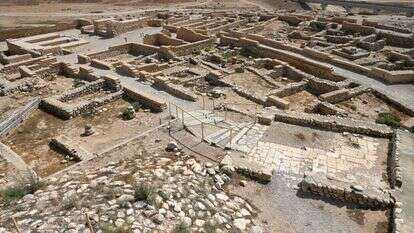 הבן המשיך את מפעלו של האב. חפירות ארכיאולוגיות בתל באר שבע | מיכאל גלעדי, פלאש 90 הבן המשיך את מפעלו של האב. חפירות ארכיאולוגיות בתל באר שבע | מיכאל גלעדי, פלאש 90