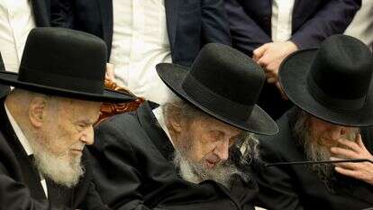הרב הירש (משמאל) והרב דב לנדו (במרכז) | מיכאל כהן/פלאש 90 הרב הירש (משמאל) והרב דב לנדו (במרכז) | מיכאל כהן/פלאש 90