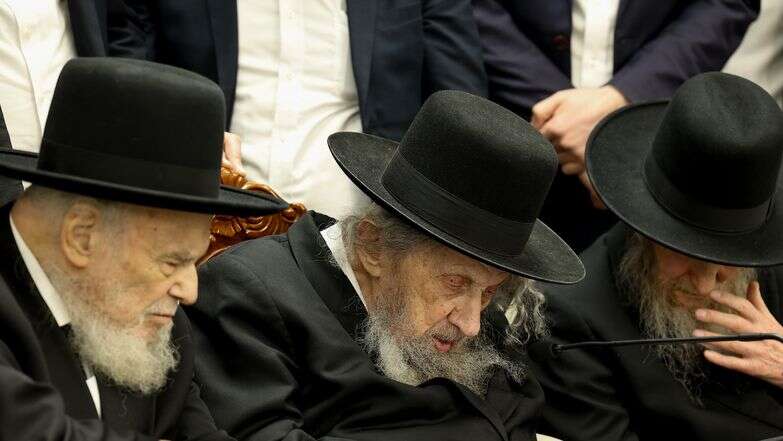 הרב הירש (משמאל) והרב דב לנדו (במרכז) | מיכאל כהן/פלאש 90 הרב הירש (משמאל) והרב דב לנדו (במרכז) | מיכאל כהן/פלאש 90