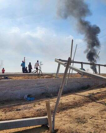 מחבלים פורצים את הגדר ב־7 באוקטובר | גטי אימג'ס מחבלים פורצים את הגדר ב־7 באוקטובר | גטי אימג'ס