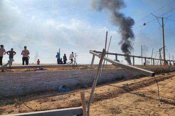 ריח שרפה חודר לקוקפיט, הקרקע למטה בוערת. מחבלים פורצים את הגדר ב־7 באוקטובר | גטי אימג'ס