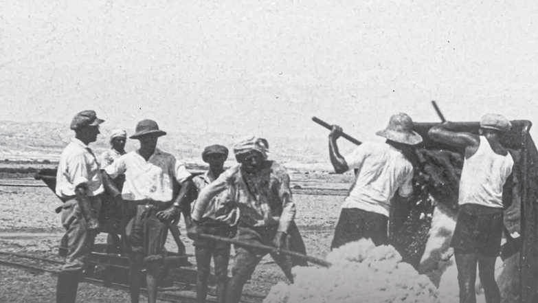 מלח על הפצעים עמוד הבית | אוסף חברת האשלג הארץ ישראלית בים המלח, ארכיון התמונות יד יצחק בן צבי מלח על הפצעים עמוד הבית | אוסף חברת האשלג הארץ ישראלית בים המלח, ארכיון התמונות יד יצחק בן צבי