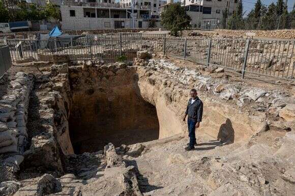 "אנחנו מצפים כאן לתגליות מסעירות". הר־אבן באתר החפירה בחברון | נעמה שטרן "אנחנו מצפים כאן לתגליות מסעירות". הר־אבן באתר החפירה בחברון | נעמה שטרן