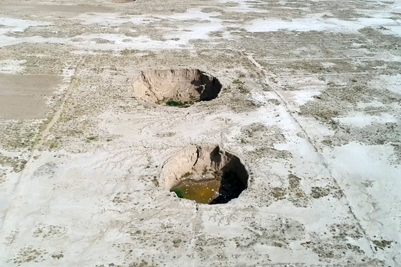 בולענים באיראן שנוצרו עקב הבצורת | AP בולענים באיראן שנוצרו עקב הבצורת | AP